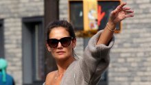 Katie Holmes postala nova modna influencerica: Skupocjen grudnjak koji je pokazala rasprodan je brzinom svjetlosti