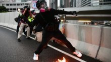 Ulični rat u Hong Kongu - na molotovljeve koktele policija uzvratila suzavcem i vodenim topovima