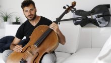 Bosonog u gradu: Stjepan Hauser uživa na novoj destinaciji