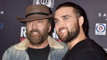 Nakon ekspresnog razvoda izgleda neprepoznatljivo: Nicolas Cage na crveni tepih stigao sa sinom