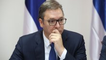 Vučić zbog prosvjeda ulazio na TV na sporedan ulaz, oporba ga optužuje za 'suspenziju države'