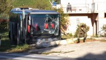 Težak sudar dva autobusa, u jednom su bila djeca, u drugom vojnici. Žena poginula, 14 ozlijeđenih