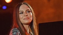 Lijepa Lola Astanova uoči dolaska u Zagreb fanove časti fotografijama u kupaćem kostimu