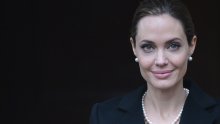 Angelina Jolie odstranila obje dojke