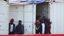 Nevladin brod sa 104 migranta čeka na moru deset dana