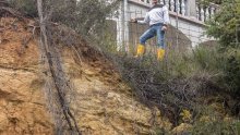 Kiša opet pokrenula odron u Posedarju, vlasnici se boje da im kuće ne završe u moru