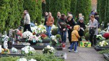 Vukovar: Na grobove branitelja na Memorijalnom groblju položene ruže i upaljeni lampioni