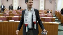 Pernar se pojavio s maramom, evo što mu je rekao Hasanbegović