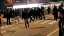 [VIDEO] Kaos pred stadionom: Potukli se navijači Dinama i Atalante, letjele boce i baklje, intervenirala i hitna pomoć