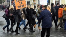 Radnicima Đure Đakovića u štrajku se pridružili učitelji, pola sata blokirali središte Slavonskoga Broda