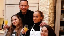 Praznik s najdražima: Jennifer Lopez okupila cijelu obitelj i pokazala kako se njezini mališani slažu s polusestrama