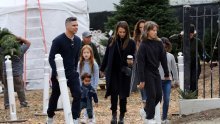 Mama i tata na zadatku: Jessica Alba sa suprugom i troje dječice sprema se za blagdane