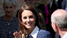 Kate Middleton zasukala rukave i pripremala slastice u idealnoj blagdanskoj haljini