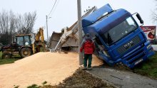 [FOTO/VIDEO] Zbog skliske ceste i magle šleper pun kukuruza završio u jarku