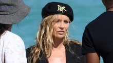 Kate Moss pokazala kako se to radi: Na plaži u Miamiju pozirala golih grudi