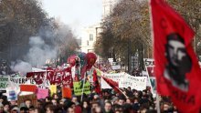 Macron poziva na prekid štrajkova tijekom blagdana