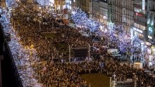 Deseci tisuća Čeha prosvjeduju protiv premijera zbog muljaže s poticajima