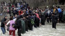 Dvije tisuće migranata krenulo iz Grčke u Makedoniju