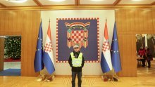 [VIDEO] Juričan (Bandić) ušetao u predsjedničke dvore na Pantovčaku: Neće mijenjati ljude, ali hoće tepih