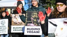 [FOTO/VIDEO] Prijatelji životinja podignuli krvave ruke i poručili: Životinje nisu hodajuće kobasice