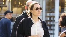 Vjerna svom stilu: Angelina Jolie privlačila poglede u klasičnoj kombinaciji boja