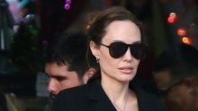 Dobro raspoložena Angelina Jolie u šetnji s djecom i s vrećicama u ruci izgleda kao djevojka iz susjedstva