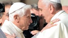 Benedikt XVI. pozvao papu Franju da ne zaređuje oženjene muškarce: Crkva ne smije dopustiti degradiranje celibata