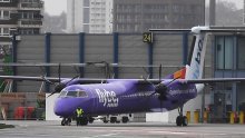 Britanska vlada spašava posrnulu aviokompaniju Flybe; vlasnik British Airwaysa žali se EU