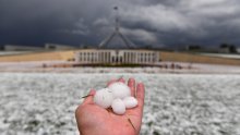 Oluje s tučom pogodile istok Australije, požari u bušu i dalje plamte