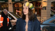 Bella Hadid na glavu nataknula šarenu kapu i pokazala trbušnjake