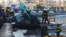 [FOTO/VIDEO] Zadarski vatrogasci u neobičnoj akciji spasili vozačicu čiji je auto umalo proklizao u more