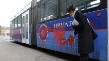 NATO tramvaj poliven crvenom bojom