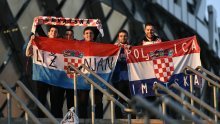 Hrvatski navijači pred dvoranom 'pripremaju teren' za ulazak u finale