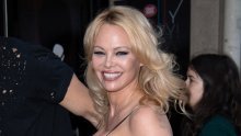 Prvi ju je put zaprosio prije 30 godina, no tek se sada udala za njega: Pamela Anderson objavila prvu fotografiju sa novim suprugom