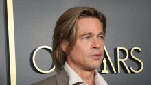 Tko bi rekao da će Brad Pitt morati nositi oznaku s imenom na crvenom tepihu