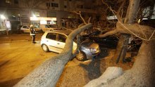 Mostar utonuo u mrak, vjetar čupao drveće i prevrnuo dvije prikolice