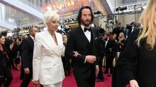 Partnerica nije bila u blizini: Keanu Reeves na crvenom je tepihu ponosno pozirao sa zgodnom i dotjeranom mamom