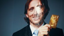 Luka Modrić dobio bojom u glavu, stradalo i igralište