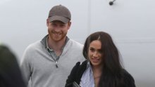 Romantični bijeg ili novi poslovni angažman? Harry i Meghan nisu mogli sakriti osmijeh s lica, a nisu im smetali ni paparazzi