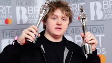 Škotski kantautor Lewis Capaldi najbolji je novi umjetnik, a njegov hit 'Someone You Loved' je pjesma godine