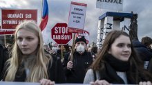 Tisuće ljudi u središtu Praga zahtijevalo ostavku premijera