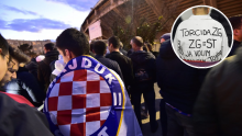 [FOTO] Najveći hrvatski derbi ponovno pun iznenađenja: Navijač iz Zagreba totalno oduševio porukom na majici i izazvao pomutnju u Splitu