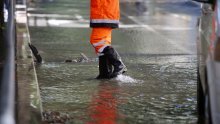 U Vodovodnoj ulici u Zagrebu pukla vodovodna cijev, zbog poplavljene ceste gužve u prometu