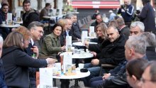 [FOTO] Plenković se družio s članovima stranke u Karlovcu, pozvao HDZ-ovce da iziđu na izbore ali i da se paze koronavirusa