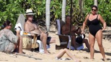 Ne gube optimizam ni u teškim vremenima: Pierce Brosnan sa suprugom uživa na plaži