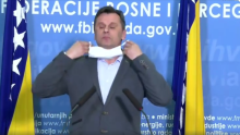 Premijeru Federacije BiH stavljanje maske na lice baš i ne ide