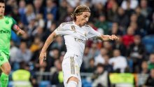 Luka Modrić postao jedna od ključnih briga Real Madrida: Na stolu ima unosnu ponudu bogatog kluba, ali i veliku dilemu