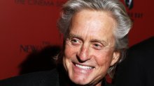 Michael Douglas bori se s rakom grla