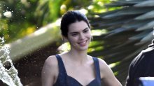 Kendall Jenner prisjetila se poziranja s divovskim šeširom od slame