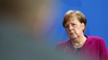 Merkel: Ima povoda za oprezni optimizam, no mjere ostaju do daljnjega